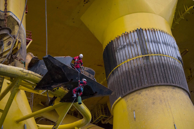 Greenpeace boards Shell rig en route to Arctic waters